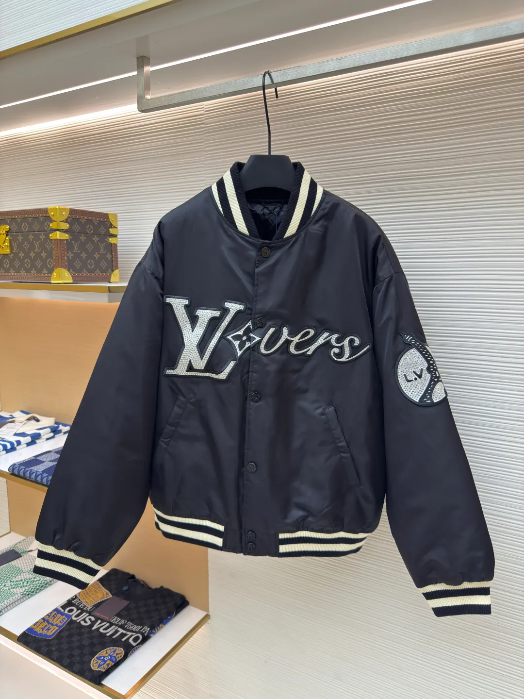 LOUIS VUITTON Color Diamond Zhangzi Cotton Clothes ●Authentic product: Purchased and developed for 28900 ●Item number: 1681999-D70 ●Fabric: nylon semi-matt twill fabric ●Technology: Positioned cutting machine production ●Version: Fitted version ●Weight: about 955 grams ●Size: 44-46-48-50 ●Description: The fabric is made of nylon semi-matt twill, the lining is made of rayon twill satin, the embroidered vertical strips are cotton lining, the placket is made of sandwich 1200, the chapter is embroidered with Tajima embroidery machine imported from Japan, the acetate twill satin is white as the base, and the satin has high gloss as the rhinestone base, which can make the light more diffuse, a total of three The pattern is combined to form a complete chapter pattern. All rhinestone positions are restored according to the Y version 1:1 position. The rhinestone template is made by hand with a single specification and a single number of positions. Two specifications of imitation Austrian diamonds, 4 and 2 ri, are used. The rhinestones are manually brushed and filmed to make the hot rhinestone pattern. The hot rhinestone pattern is placed purely by hand. The corners are all positioned on the inside of the embroidery black line. Constant-temperature and constant-time automatic pressing ensures wash fastness. The finished diamond chapter is hand-embroidered and pasted on the front panel. The left and right panels are restored and stitched together, and come with a 1.8cm glossy topcoat four-button buckle.